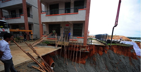 混凝土、民房?jī)A斜