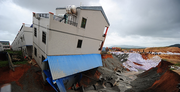 混凝土、民房?jī)A斜