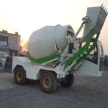 江西瑞昌3-6立方攪拌運(yùn)輸車(chē)混凝土攪拌車(chē)自動(dòng)上料稱重