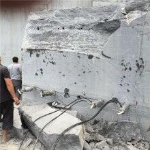 銅仁市露天拆除石頭用機(jī)載分石機(jī)設(shè)備