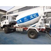 專業(yè)生產(chǎn)小型混凝土罐車，億立實業(yè)2m3攪拌罐車